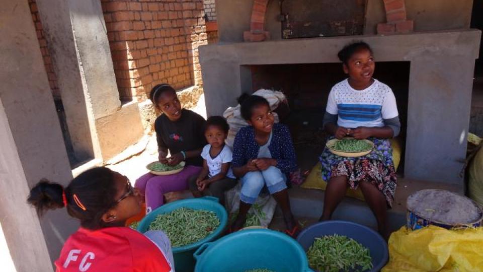 Les fillettes à l'épluchage des petits pois